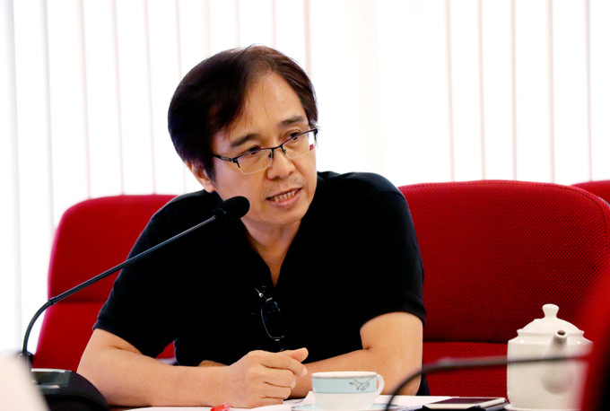 Ông Nguyễn Khoa Cát, Phó Giám đốc Công ty TNHH Khải Thiên KTC, Thành viên chính của đề tài trình bày đề xuất và kiến giải của nhóm nghiên cứu về tổ hợp giá trị thông số tối ưu trong công cụ Justification cho dàn trang tiếng Khmer dạng Unicode trên chương trình InDesign TTXVN nghiệm thu đề tài nghiên cứu, ứng dụng font chữ Khmer Unicode trong xuất bản báo chí ảnh 5