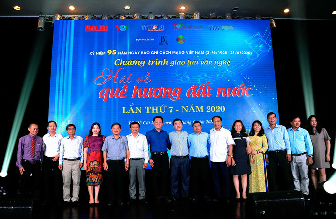 Đại diện các đơn vị báo chí tại chượng trình giao lưu nghệ "Hát về quê hương đất nước" lần thứ 7 năm 2020. Ảnh: An Hiếu Đặc sắc chương trình Giao lưu văn nghệ "Hát về quê hương đất nước" lần thứ 7 năm 2020 ảnh 21