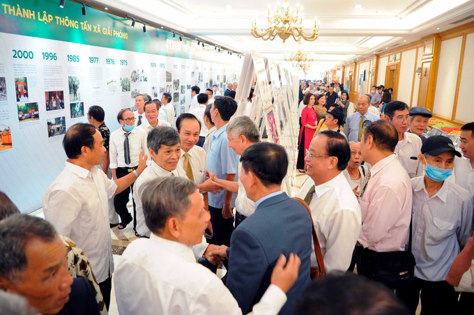 Các đồng chí lãnh đạo, nguyên lãnh đạo TTXVN, nguyên phóng viên, điện báo viên, kỹ thuật viên của TTXGP tại không gian trưng bày triễn lãm ảnh về TTXGP. Ảnh: An Hiếu Lễ kỷ niệm 60 năm Ngày thành lập Thông tấn xã Giải phóng và đón nhận danh hiệu Anh hùng Lực lượng vũ trang nhân dân ảnh 2