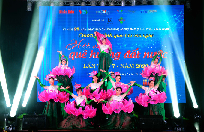 Tiết mục múa "Mùa sen nhớ Bác" do các phóng viên, biên tập viên, nhân viên Cơ quan TTXVN khu vực phía Nam và Công ty TNHH MTV Itaxa thể hiện Đặc sắc chương trình Giao lưu văn nghệ "Hát về quê hương đất nước" lần thứ 7 năm 2020 ảnh 8