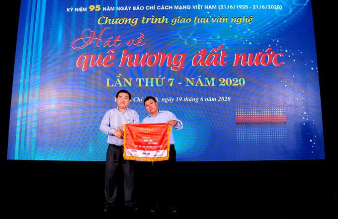 Ông Nguyễn Quốc Tuấn, Giám đốc cơ quan TTXVN khu vực phía Nam trao cờ luân lưu cho ông Lê Nam Tư, Trưởng Cơ quan thường trực Báo Nhân Dân tại TP.HCM, đơn vị đăng cai tổ chức chương trình giao lưu văn nghệ "Hát về Quê hương Đất nước" lần thứ 8 năm 2021 Đặc sắc chương trình Giao lưu văn nghệ "Hát về quê hương đất nước" lần thứ 7 năm 2020 ảnh 19