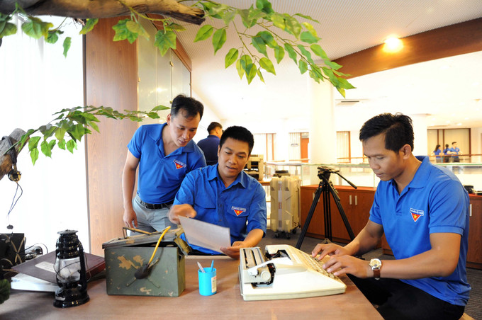 Đoàn viên thanh viên tham quan, tìm hiểu những di vật của phóng viên TTXGP được trưng bày ở phòng truyền thống Cơ quan TTXVN khu vực phía Nam. Ảnh: An Hiếu 60 năm Thông tấn xã Giải phóng: Tuổi trẻ Thông tấn xã Việt Nam tiếp nối truyền thống vẻ vang các thế hệ đi trước ảnh 2