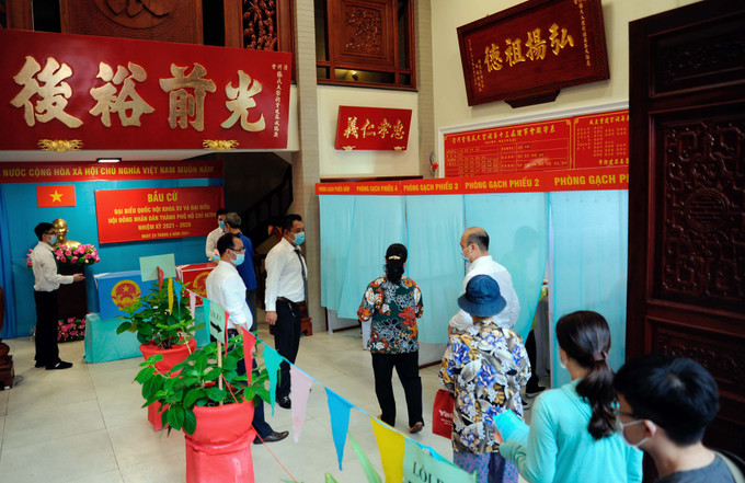 Không khí bầu cử diễn ra trang nghiêm tại khu vực bỏ phiếu số 73 - Đền thờ họ Trương ở phường 14, quận 5, Thành phố Hồ Chí Minh. Cử tri người Hoa quận 5 hân hoan đi bầu cử ảnh 8
