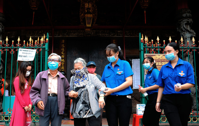 Đoàn viên thanh niên phường 14, quận 5, Thành phố Hồ Chí Minh hỗ trợ các cử tri cao tuổi thực hiện quyền công dân tại khu vực bỏ phiếu số 70 - Hội quán Hà Chương. Cử tri người Hoa quận 5 hân hoan đi bầu cử ảnh 12