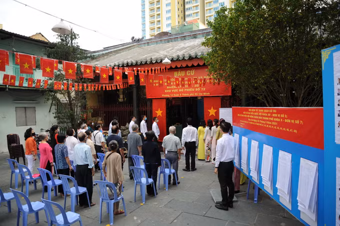 Cử tri người Hoa quận 5 hân hoan đi bầu cử ảnh 1