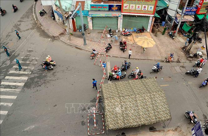 Điểm kiểm soát y tế nằm trên đường Lê Quang Định, phường 1, quận Gò Vấp. Ảnh: An Hiếu - TTXVN Dịch COVID-19: Tính toán lại vị trí lập chốt trạm khi thực hiện giãn cách tại quận Gò Vấp, Thành phố Hồ Chí Minh ảnh 1