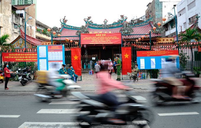 Khu vực bỏ phiếu số 70 - Hội quán Hà Chương ở phường 14, quận 5, Thành phố Hồ Chí Minh được trang hoàng rực rỡ chào mừng Ngày hội non sông. Cử tri người Hoa quận 5 hân hoan đi bầu cử ảnh 14