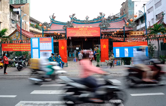 Cử tri người Hoa quận 5 hân hoan đi bầu cử ảnh 14