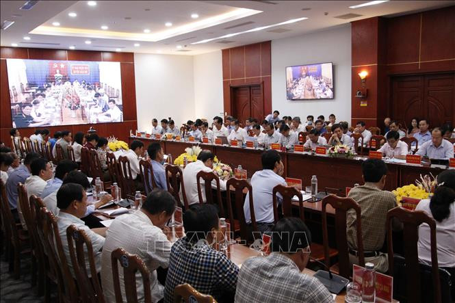 Đại biểu dự Hội nghị trực tuyến kiểm điểm tình hình chỉ đạo, điều hành thực hiện nhiệm vụ phát triển kinh tế - xã hội của UBND tỉnh Cà Mau ngày 2/4/2021.Ảnh:Kim Há-TTXVN Đẩy nhanh công tác giải ngân vốn, thu hút các dự án đầu tư vào Cà Mau ảnh 2