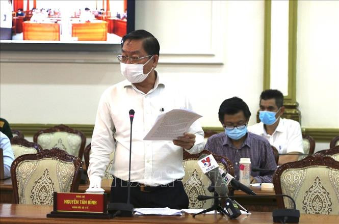 Giám đốc Sở Y tế thành phố Hồ Chí Minh Nguyễn Tấn Bỉnh báo cáo tại buổi làm việc. Ảnh: Xuân Tình - TTXVN Thành phố Hồ Chí Minh cần chặn đứng chuỗi lây nhiễm COVID-19 liên quan đến điểm nhóm sinh hoạt tôn giáo ảnh 1