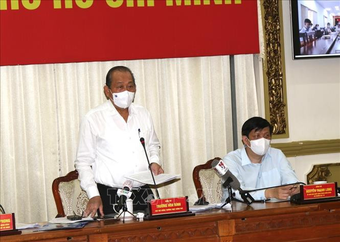 Phó Thủ tướng Thường trực Chính phủ Trương Hòa Bình phát biểu kết luận buổi làm việc. Ảnh: Xuân Tình - TTXVN Thành phố Hồ Chí Minh cần chặn đứng chuỗi lây nhiễm COVID-19 liên quan đến điểm nhóm sinh hoạt tôn giáo ảnh 5