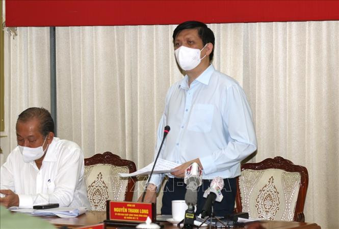 Bộ trưởng Bộ Y tế Nguyễn Thanh Long phát biểu tại buổi làm việc. Ảnh: Xuân Tình - TTXVN Thành phố Hồ Chí Minh cần chặn đứng chuỗi lây nhiễm COVID-19 liên quan đến điểm nhóm sinh hoạt tôn giáo ảnh 3