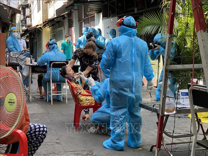 Tiến hành lấy mẫu xét nghiệm virus COVID-19 cho người dân trong khu vực. Ảnh: Hồng Giang - TTXVN Dịch COVID-19: Thành phố Hồ Chí Minh tìm thấy mối liên quan giữa hai chuỗi lây nhiễm ảnh 1