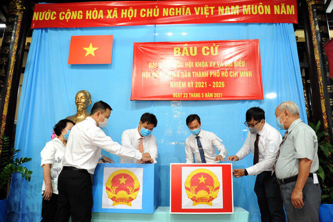 Niêm phong hòm phiếu trước giờ bầu cử tại khu vực bỏ phiếu số 72 - Hội quán Lệ Châu ở phường 14, quận 5, Thành phố Hồ Chí Minh. Cử tri người Hoa quận 5 hân hoan đi bầu cử ảnh 3