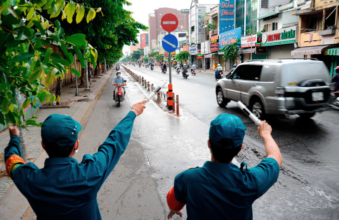 Các lực lượng chức năng hướng dẫn người dân quay đầu xe khi di chuyển vào địa bàn quận Gò Vấp. Ảnh: An Hiếu - Báo ảnh DT&MN Dịch COVID-19: Kiểm soát chặt chẽ việc giãn cách xã hội tại quận Gò Vấp, Thành phố Hồ Chí Minh ảnh 2