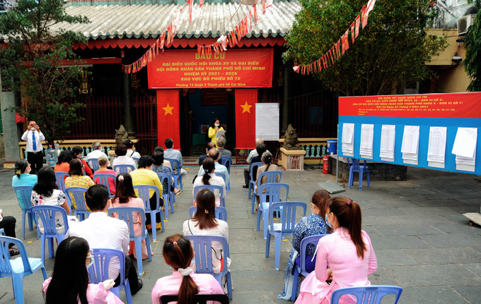 Quang cảnh Lễ khai mạc Ngày hội non sông - toàn dân đi bầu cử tại khu vực bỏ phiếu số 72 - Hội quán Lệ Châu ở phường 14, quận 5, Thành phố Hồ Chí Minh. Cử tri người Hoa quận 5 hân hoan đi bầu cử ảnh 2