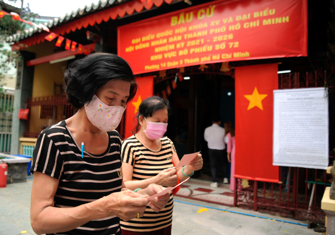 Cầm lá phiếu trên tay, cử tri ở quận 5 đều hân hoan và ngập tràn niềm tin tưởng. Cử tri người Hoa quận 5 hân hoan đi bầu cử ảnh 5