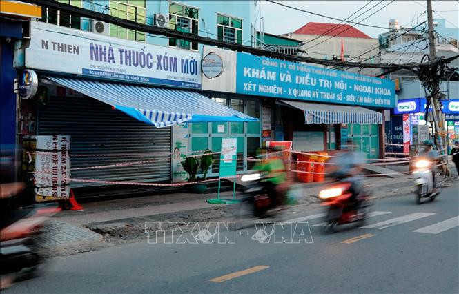 Phòng khám đa khoa Xóm Mới (quận Gò Vấp) tạm ngưng hoạt động do từng có trường hợp dương tính với SARS-CoV-2 đến khám bệnh. Ảnh: An Hiếu - TTXVN Dịch COVID-19: Một số bệnh viện, phòng khám tại Thành phố Hồ Chí Minh tạm thời bị phong tỏa, ngưng hoạt động khám bệnh ngoại trú ảnh 2