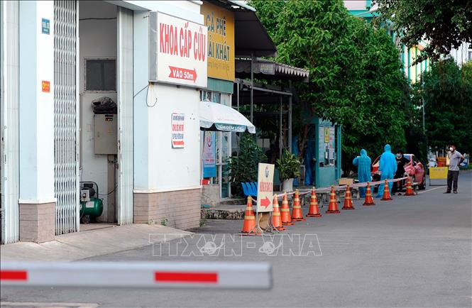 Từ ngày 3/6, Bệnh viện Đa khoa quận Gò Vấp tạm ngưng khám bệnh ngoại trú do có trường hợp dương tính với SARS-CoV-2 đến khám bệnh. Ảnh: An Hiếu - TTXVN Dịch COVID-19: Một số bệnh viện, phòng khám tại Thành phố Hồ Chí Minh tạm thời bị phong tỏa, ngưng hoạt động khám bệnh ngoại trú ảnh 1