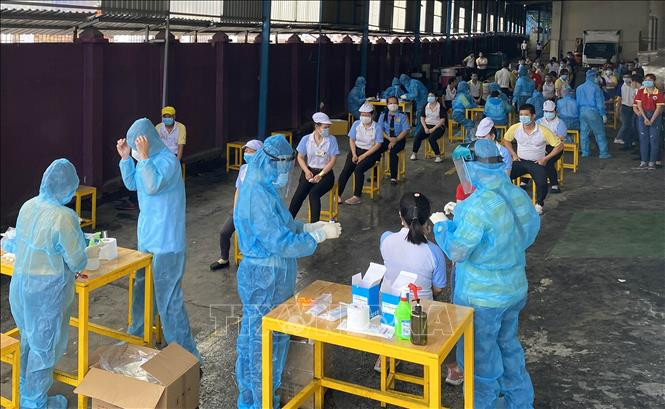 Các y bác sỹ Trung tâm kiểm soát bệnh tật Tp Hồ Chí Minh và Quận 7 thực hiện xét nghiệm sàng lọc COVID-19 ngẫu nhiên cho công nhân Công ty TNHH Solen Việt Nam ở Khu chế xuất Tân Thuận ngày 3/6. Ảnh: Thanh Vũ - TTXVN Thành phố Hồ Chí Minh: Tăng cường tầm soát dịch COVID-19 trong công nhân lao động ảnh 2