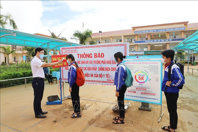 Năm học 2021 – 2022 là năm ngành giáo dục đảm bảo mục tiêu kép, vừa dạy và học, vừa phòng chống dịch COVID-19. Ảnh: Minh Hưng – TTXVN Sớm tháo gỡ, khắc phục tình trạng thiếu giáo viên tại Đắk Nông ảnh 3