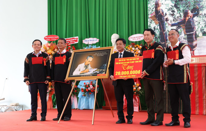 Đoàn Công tác Trung ương trao quà cho xã Ea Tul, huyện Cư M’gar, tỉnh Đắk Lắk. Ảnh: Tuấn Anh – TTXVN Phó Thủ tướng Trần Lưu Quang: Lan tỏa cách làm hay trong phong trào Toàn dân bảo vệ an ninh Tổ quốc ảnh 5