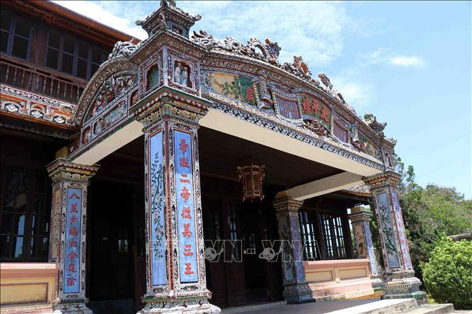Nghệ thuật trang trí bằng sành sứ tinh xảo, có sự giao thoa giữa văn hóa Á Đông và văn hóa phương Tây. Ảnh: Đỗ Trưởng - TTXVN Độc đáo nghệ thuật khảm sành sứ ở Thái Bình Lâu trong Tử Cấm Thành ảnh 4