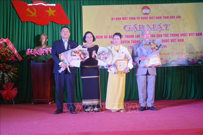 Tặng Kỷ niệm chương “Vì sự nghiệp đại đoàn kết dân tộc” của Ủy ban Trung ương Mặt trận Tổ quốc Việt Nam cho các cá nhân. Ảnh: Hoài Thu – TTXVN. Đắk Lắk kỷ niệm 90 năm ngày truyền thống Mặt trận Tổ quốc Việt Nam ảnh 2