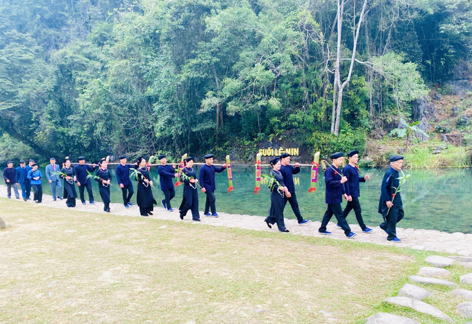 Lễ dâng nước, dâng hương tại đền thờ Chủ tịch Hồ Chí Minh. Ảnh: Chu Hiệu - TTXVN. Lễ hội về nguồn Pác Bó năm 2023: Phát huy giá trị di tích lịch sử - cách mạng gắn với phát triển du lịch bền vững ảnh 2