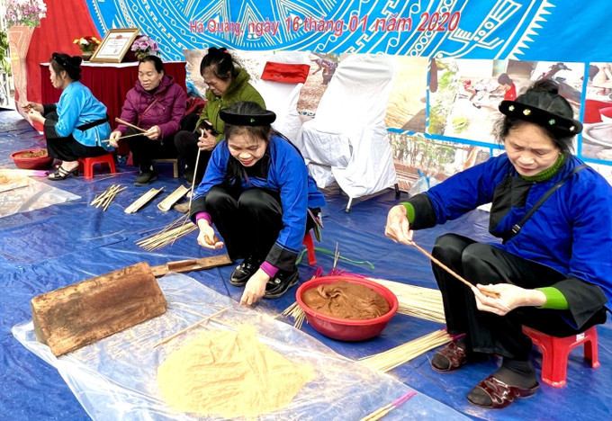 Trình diễn làm hương thảo mộc làng Nà Kéo, xã Trường Hà, huyện Hà Quảng tại lễ hội. Ảnh: Chu Hiệu - TTXVN. Lễ hội về nguồn Pác Bó năm 2023: Phát huy giá trị di tích lịch sử - cách mạng gắn với phát triển du lịch bền vững ảnh 4
