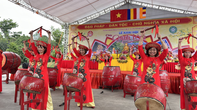 Màn trống hội khai mạc lễ hội. Ảnh: Văn Đức - TTXVN Khai hội truyền thống chùa Quỳnh Lâm – Khu di tích đặc biệt nhà Trần – Đông Triều ảnh 2