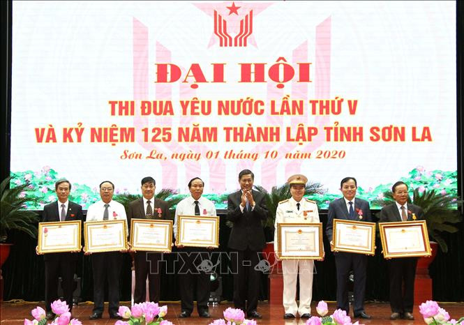 Thừa ủy quyền của Chủ tịch nước, Bí thư Tỉnh ủy Sơn La Nguyễn Hữu Đông trao tặng Huân chương các loại cho 1 tập thể, 6 cá nhân đã có thành tích xuất sắc. Ảnh: Nguyễn Cường - TTXVN Đại hội thi đua yêu nước tỉnh Sơn La lần thứ V ảnh 3