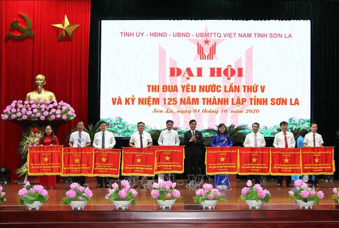 Thừa ủy quyền của Thủ tướng Chính phủ, Chủ tịch UBND tỉnh Sơn La Hoàng Quốc Khánh trao Cờ thi đua của Chính phủ tặng 9 đơn vị xuất sắc trong phong trào thi đua năm 2019. Ảnh: Nguyễn Cường - TTXVN Đại hội thi đua yêu nước tỉnh Sơn La lần thứ V ảnh 2