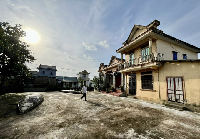Những căn nhà chống bão, lũ của người dân vùng ngập trũng thôn Hội Điền, xã Hải Phong, huyện Hải Lăng, tỉnh Quảng Trị. Ảnh: Nguyên Linh-TTXVN Bình yên trong ngôi nhà phòng, chống thiên tai (Bài 2) ảnh 1