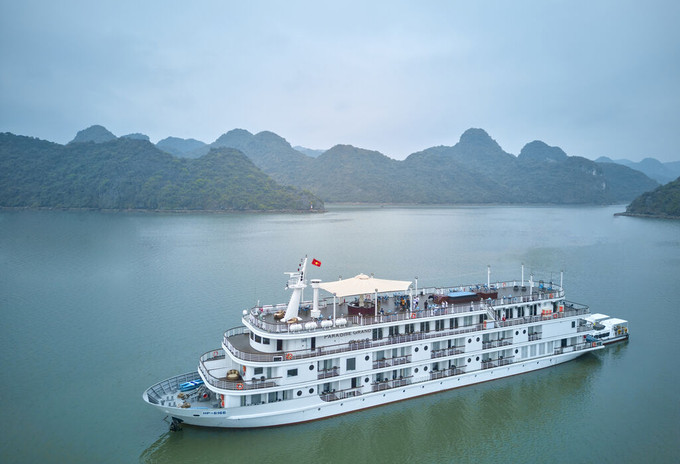 Du thuyền cao cấp đang đưa vào khai thác hành trình đi qua 2 vịnh Hạ Long - Lan Hạ. Ảnh: Thanh Giang – TTXVN Cơ hội mới cho du lịch (Bài 1) ảnh 3