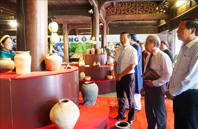 Du khách chiêm ngưỡng, thưởng ngoạn những cổ vật có giá trị lịch sử, văn hóa, nghệ thuật. Ảnh: Tường Vi – TTXVN. Trưng bày chuyên đề “Câu chuyện từ những dòng sông” ảnh 4