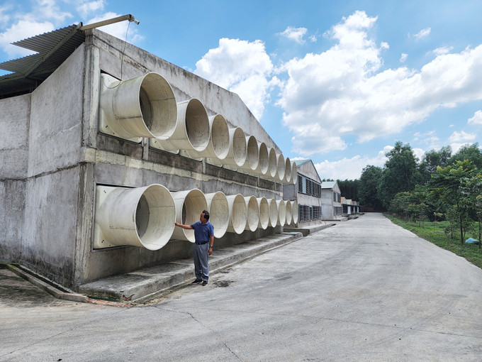 Ông Lê Văn Quyết kiểm tra hệ thống điều chỉnh nhiệt độ của trại nuôi gà công nghệ cao. Ảnh: Lê Xuân - TTXVN Ông Lê Văn Quyết đi đầu trong chăn nuôi công nghệ cao ảnh 2