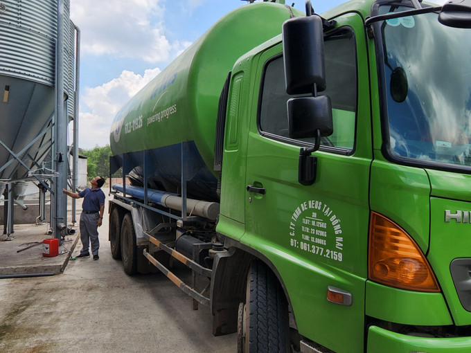 Ông Lê Văn Quyết kiểm tra hệ thống cho gà ăn tự động trong trại gà. Ảnh: Lê Xuân - TTXVN Ông Lê Văn Quyết đi đầu trong chăn nuôi công nghệ cao ảnh 4