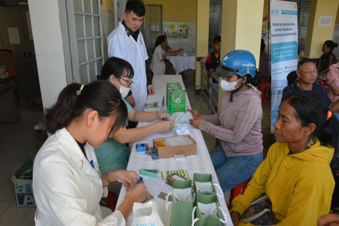 Cấp thuốc cho nhân dân vùng biên. Ảnh: Tuấn Anh – TTXVN Mang Tết đến vùng biên Đắk Lắk ảnh 4