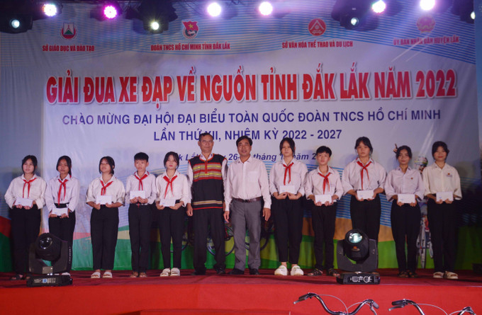 Sở Giáo dục và Đào tạo tỉnh Đắk Lắk tặng 10 suất học bổng cho học sinh vượt khó, học giỏi xã Krông Nô, huyện Lắk. Ảnh: Hoài Thu – TTXVN Tuổi trẻ Đắk Lắk hướng về vùng căn cứ cách mạng ảnh 1