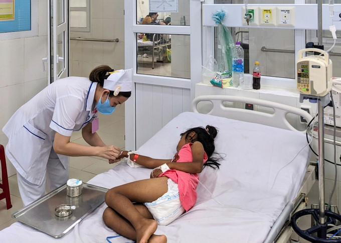 Bệnh nhi được chăm sóc tại Bệnh viện Đa khoa tỉnh Ninh Thuận. Ảnh: TTXVN Cấp cứu kịp thời 3 cháu nhỏ bị ngộ độc do ăn hạt cây dầu mè ảnh 1