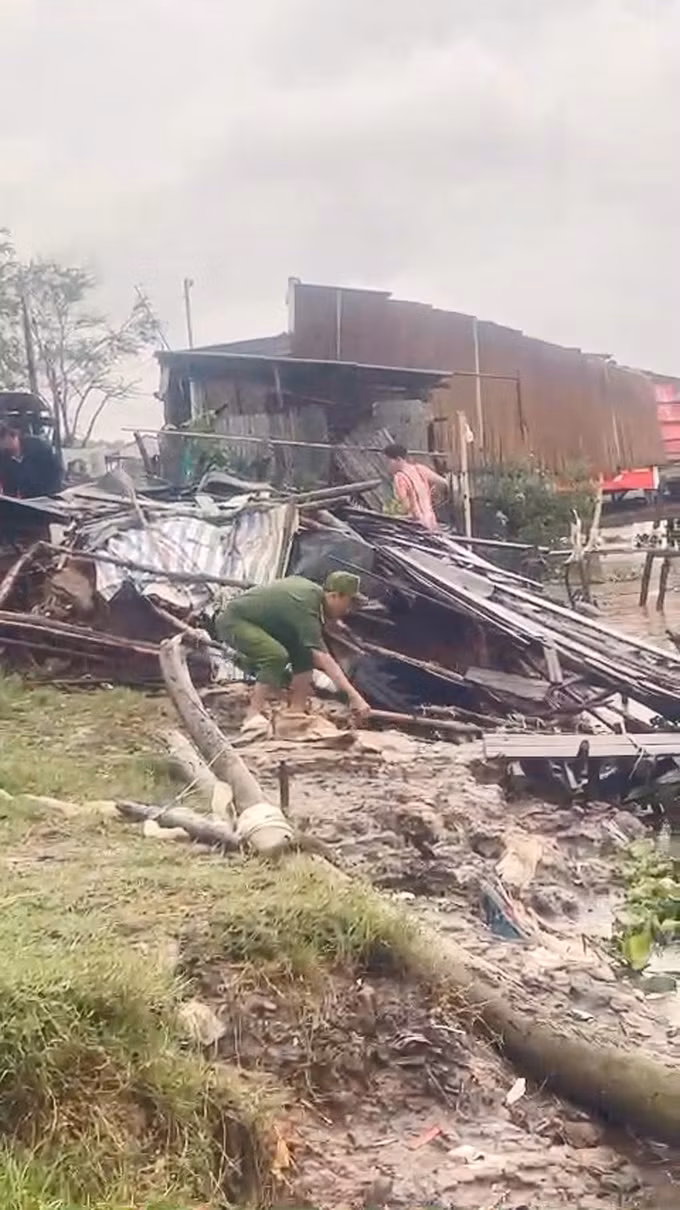 Bạc Liêu: Mưa lớn kèm theo lốc xoáy làm sập và tốc mái hàng chục căn nhà ảnh 2