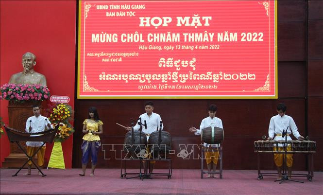 Tiết mục văn nghệ truyền thống của đồng bào Khmer tại buổi Họp mặt. Ảnh: Hồng Thái - TTXVN Hậu Giang tập trung thực hiện tốt các chủ trương, chính sách về công tác dân tộc ảnh 2