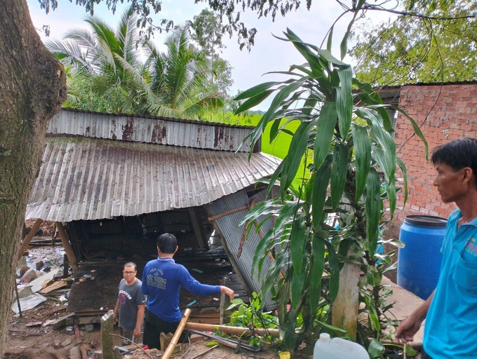 Mưa dông khiến 1 căn nhà người dân ở huyện Phú Tân, An Giang bị xiêu vẹo. Ảnh: TTXVN phát 34 căn nhà của người dân An Giang bị thiệt hại do mưa dông ảnh 1