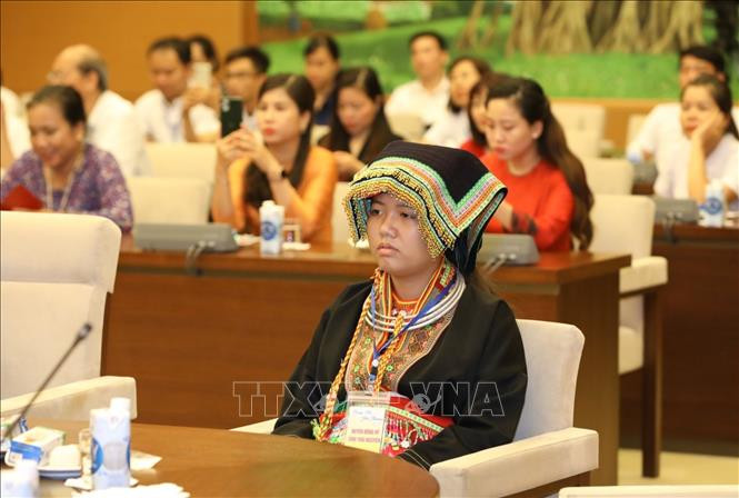 Các em học sinh mồ côi, khuyết tật tỉnh Thái Nguyên tại buổi gặp mặt Phó Chủ tịch Thường trực Quốc hội Tòng Thị Phóng. Ảnh: Văn Điệp – TTXVN Phó Chủ tịch Thường trực Quốc hội Tòng Thị Phóng gặp mặt Đoàn học sinh mồ côi, khuyết tật tỉnh Thái Nguyên ảnh 3
