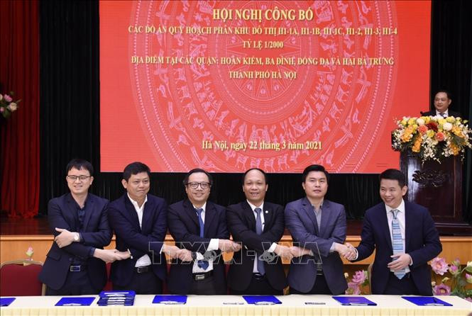 Các đơn vị ký kết bàn giao hồ sơ quy hoạch. Ảnh: TTXVN Hà Nội công bố quy hoạch phân khu nội đô lịch sử ảnh 3