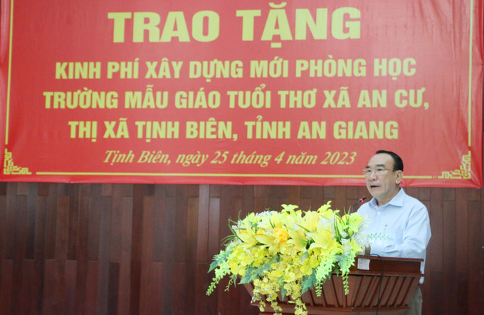 Bí thư Thị uỷ Tịnh Biên Phan Văn Cường phát biểu tại buổi lễ tiếp nhận kinh phí xây dựng Trường mầm non Tuổi thơ. Ảnh: Công Mạo-TTXVN Hỗ trợ xây dựng trường mầm non vùng đồng bào dân tộc An Giang ảnh 2