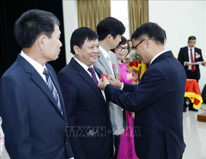 Tổng Giám đốc Thông tấn xã Việt Nam Nguyễn Đức Lợi gắn Huân chương Lao động hạng Ba của Chủ tịch nước tặng Phó Tổng giám đốc TTXVN Đinh Đăng Quang. Ảnh: Doãn Tấn - TTXVN Đại hội Thi đua yêu nước toàn ngành TTXVN lần thứ V ảnh 3