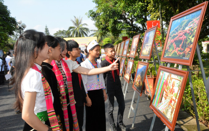 Các em học sinh tham quan Triển lãm. Ảnh: Tuấn Anh -TTXVN Khai mạc triển lãm ảnh “Di sản Nghệ thuật Xòe Thái Việt Nam” và “Ảnh đẹp Du lịch 8 tỉnh Tây Bắc” mở rộng năm 2022 ảnh 2