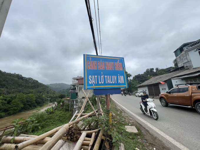 Một điểm cảnh báo nguy cơ sạt lở taluy âm tại phường Tân Giang, thành phố Cao Bằng, tỉnh Cao Bằng. Ảnh: Chu Hiệu-TTXVN. Cao Bằng rà soát các điểm có nguy cơ sạt lở đất đá ảnh 1